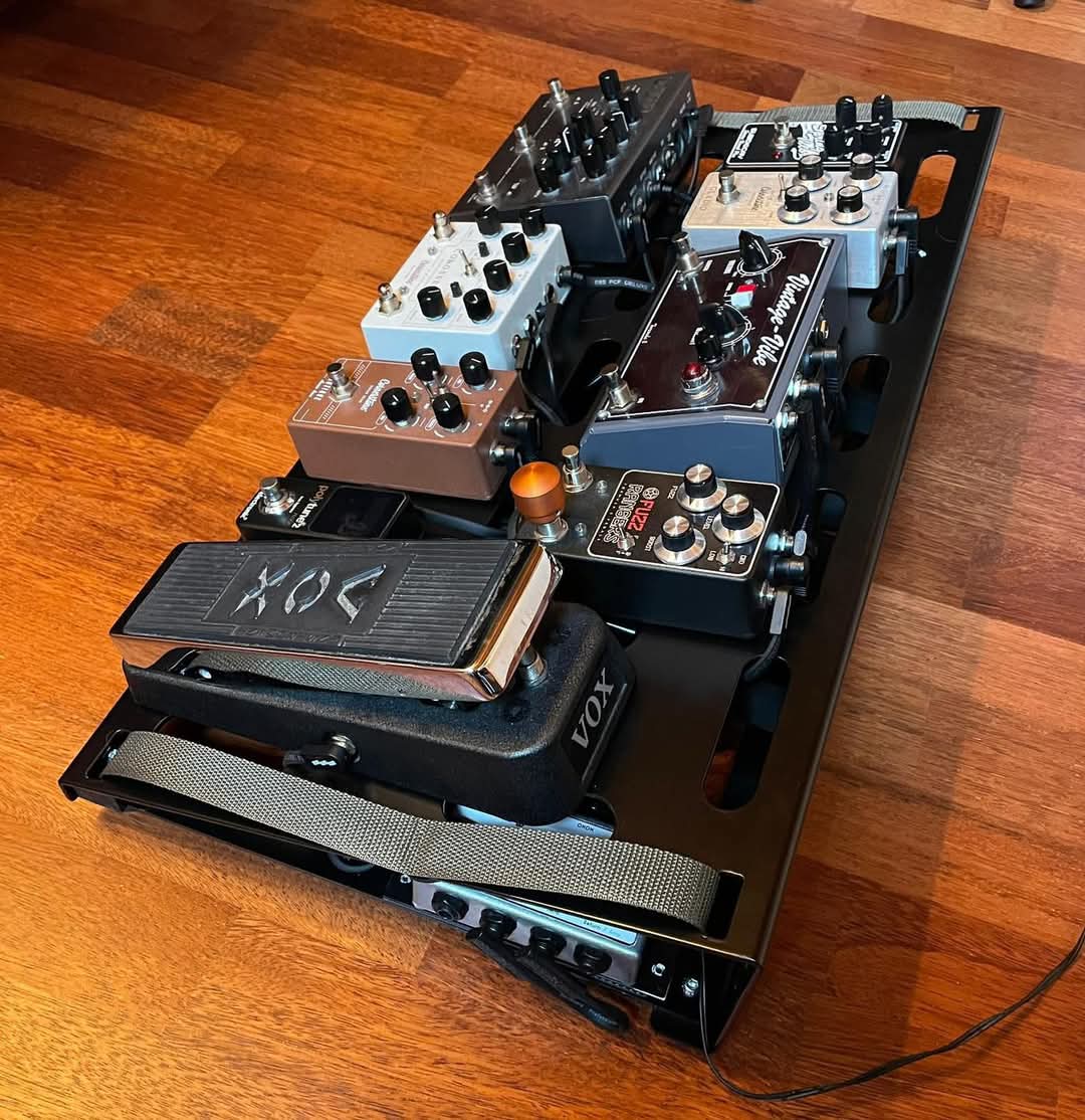 Pedaliera ordinata, solida e pronta per il live: l’esperienza reale di chi ha scelto STARBOARD