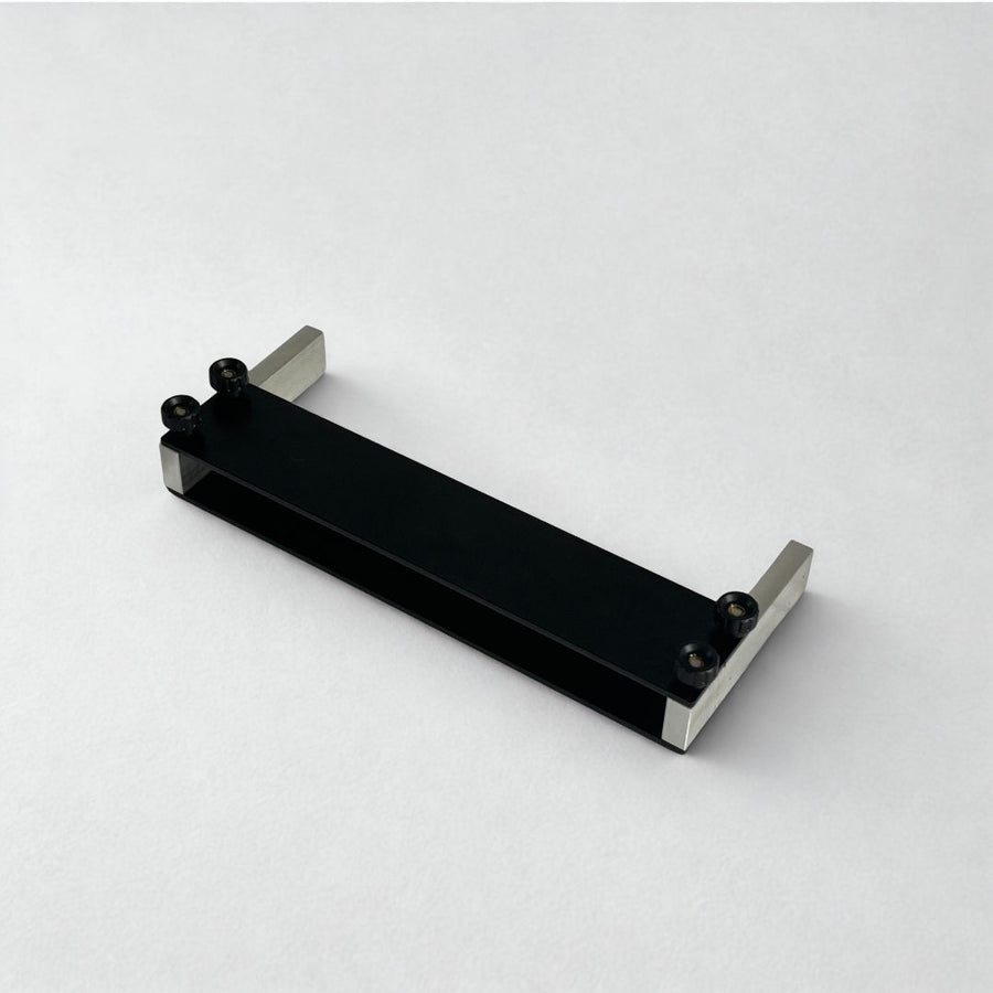 dettaglio metodo di fissaggio alimentatore musica per chitarristi